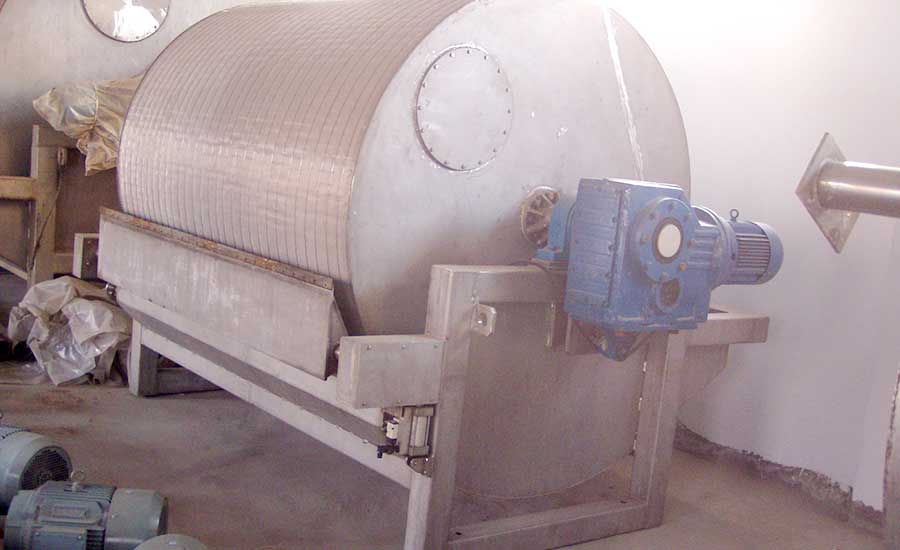 Vacuum dehydration machine